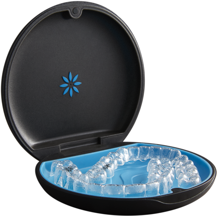 Estojo Invisalign com alinhadores transparentes